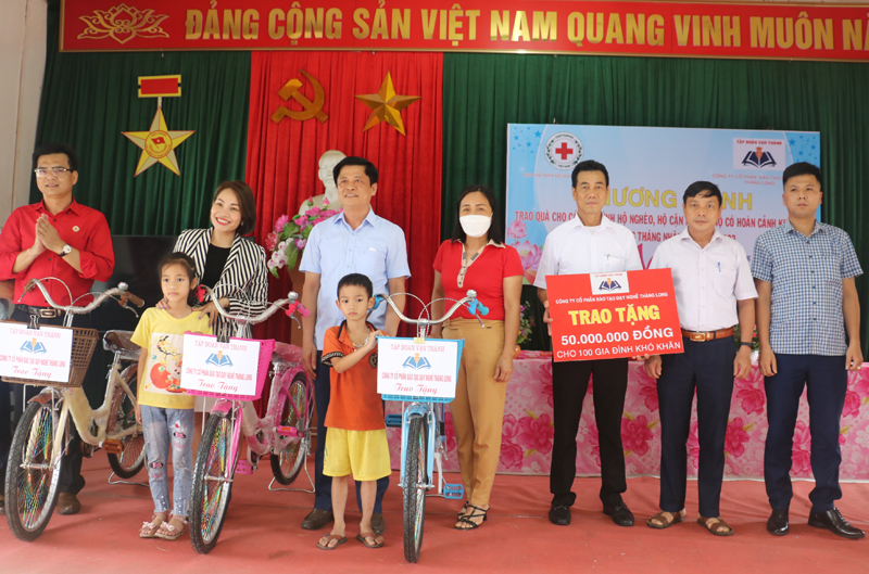 Lãnh đạo huyện Đông Hưng cùng đại diện các đơn vị trao xe đạp cho học sinh có hoàn cảnh khó khăn của Trường Tiểu học và THCS Thăng Long.
